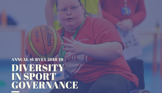 woman playing wheelchair basketball