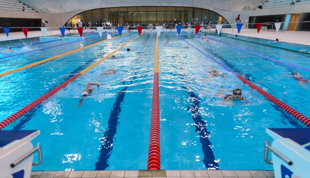 a busy swimming pool