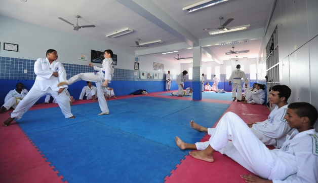 young people training on taekwondo mats