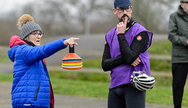 A man and a woman plan a cycling session in the winter