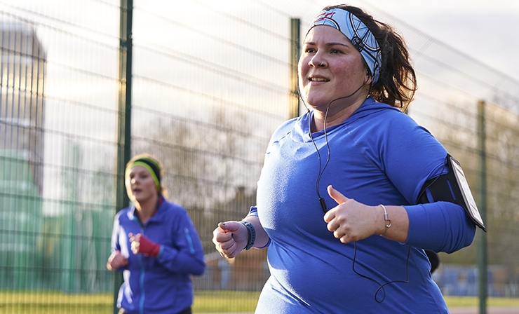 Two women running during a parkun.