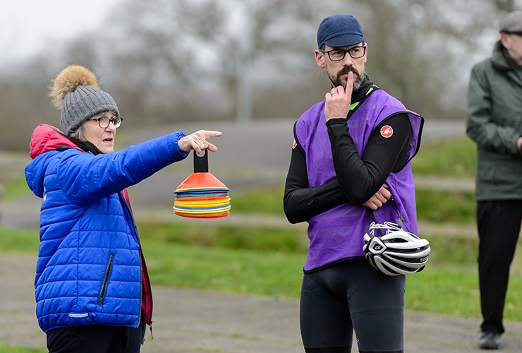A man and a woman plan a cycling session in the winter